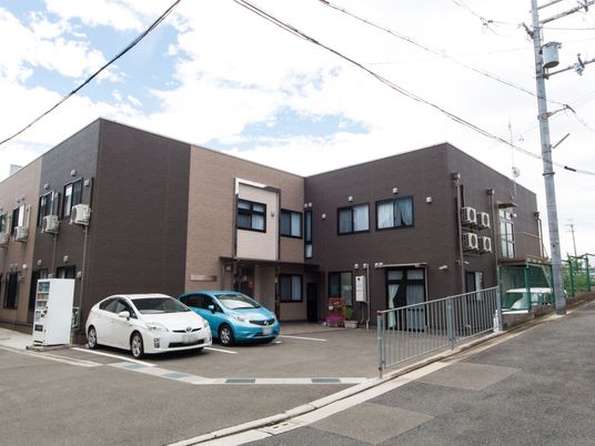 茶色の建物の外観