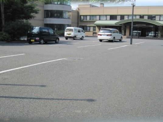 施設前の広々駐車場