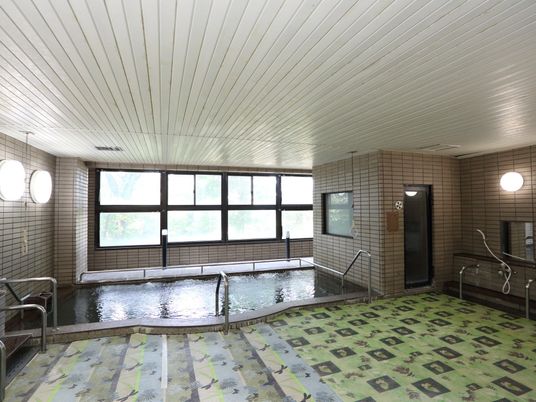 広々とした浴室空間