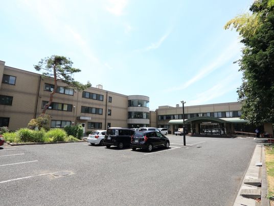 広々とした駐車場の外観