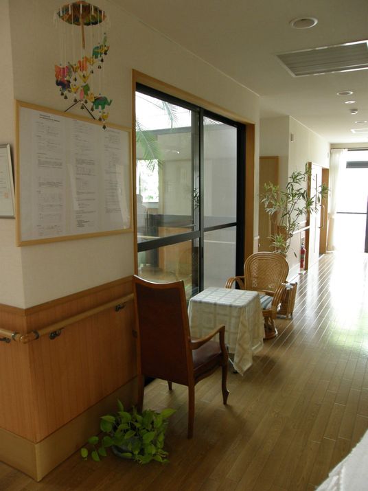 屋内廊下椅子配置