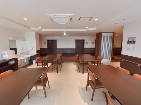 広々とした食堂の空間