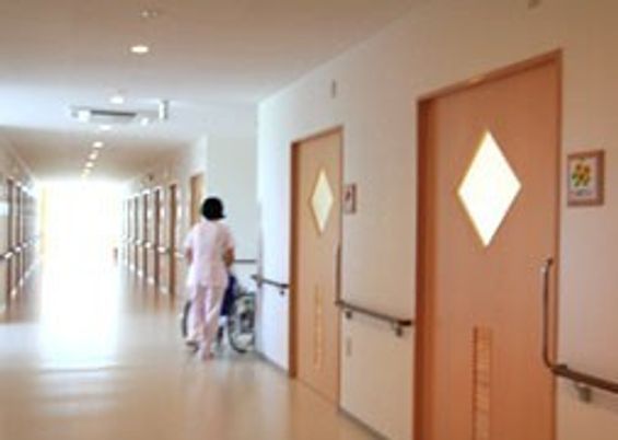 スタッフと入居者の廊下