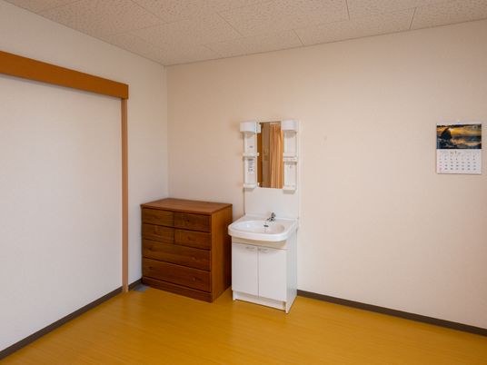 居室の洗面台とタンス