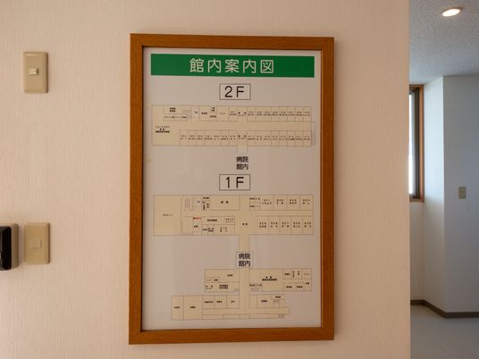 案内図が掲示された壁