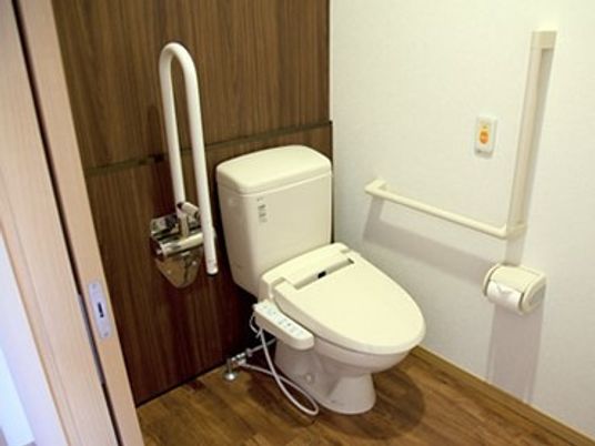 バリアフリー設計のトイレ