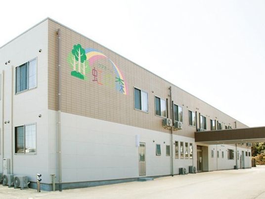 虹と木の壁画のある建物