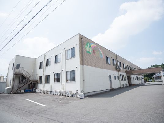 白い建物の外観画像