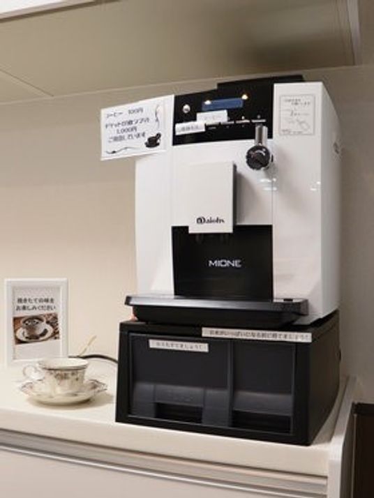 コーヒーマシーンとカップ