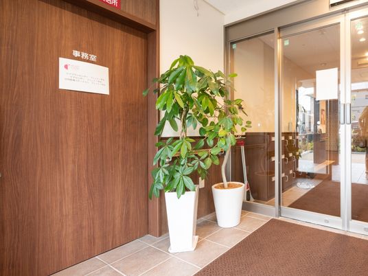 エントランスの植物と案内板