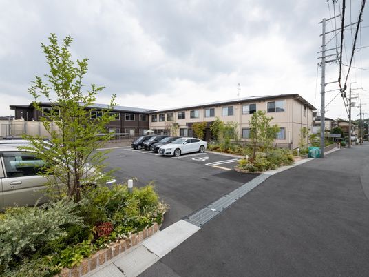 静かな外観の施設