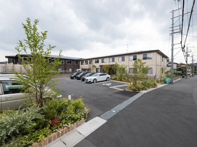 静かな外観の施設