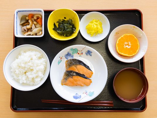 料理が並ぶトレー