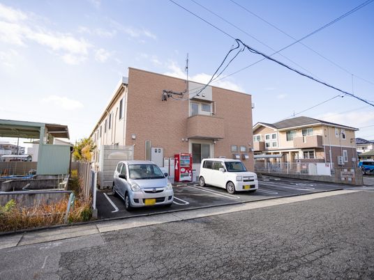 駐車場のある建物外観