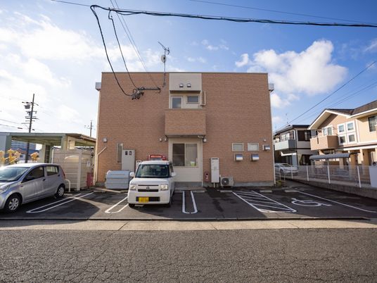 駐車場のある外観