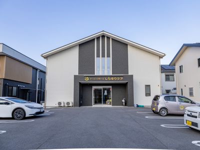 駐車スペースのある建物外観
