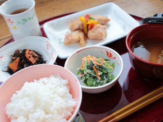 和食が並ぶ食事の一例