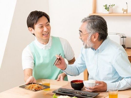 食事介助するスタッフ