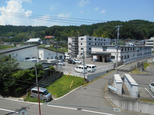 広々とした施設の外観
