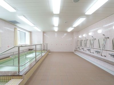 バリアフリーの明るい浴室