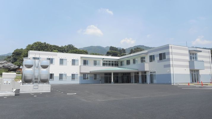 明るい外観の建物