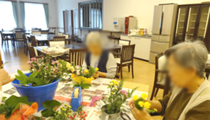 花を楽しむ人々のダイニングルーム