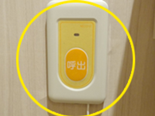 呼び出しボタンの壁