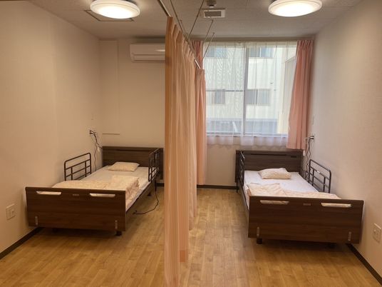整った環境の居室の介護