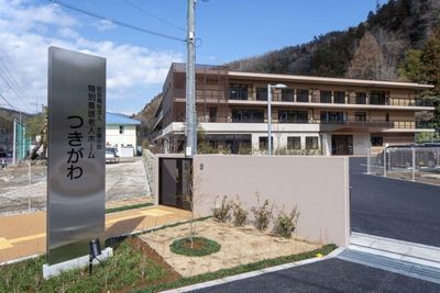 緑に囲まれた外観
