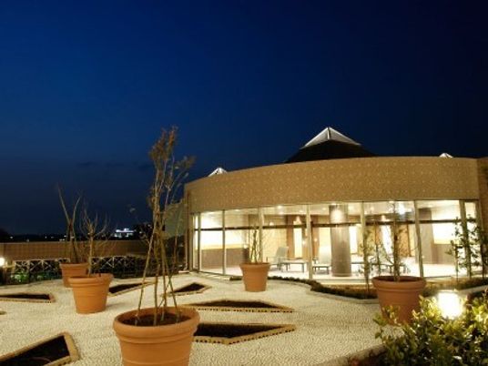 夜の照明が美しい中庭