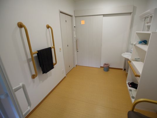 居室の入口と洗面台