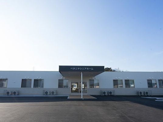 白い建物のエントランス