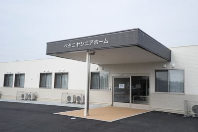 白壁の建物のエクステリア