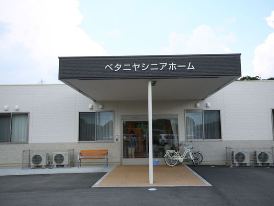 清潔感のある施設のエントランス