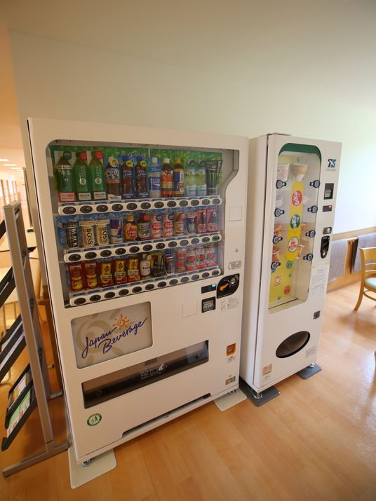 自動販売機と休憩スペース