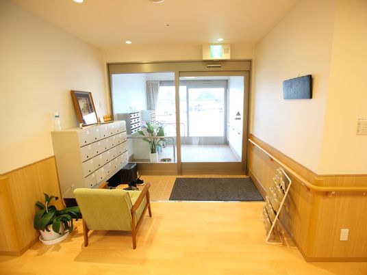 玄関付近の明るい通路