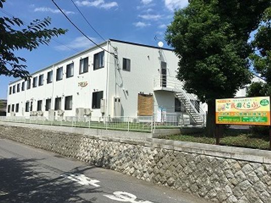 緑豊かな施設外観