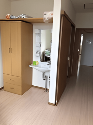 居室の洗面所と廊下