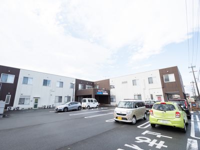 外観広い駐車場と建物