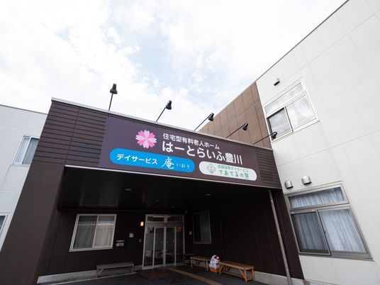 エントランス看板とベンチ