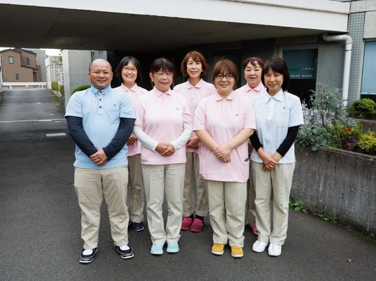 笑顔で立つスタッフたち
