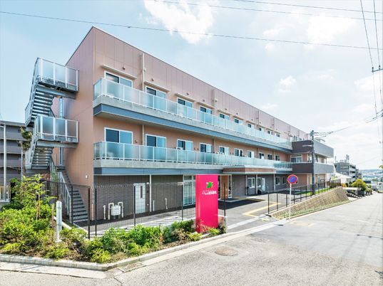 ピンク色の外壁の建物