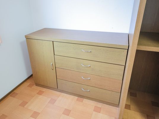 木製のシンプルな収納家具