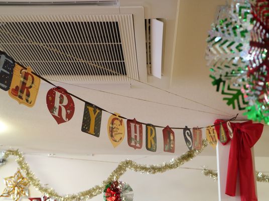 クリスマス装飾が施された空間