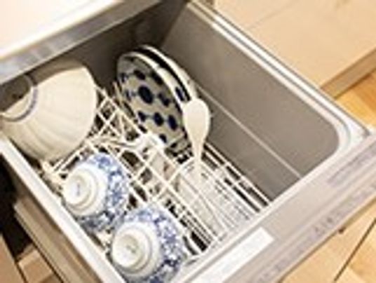 清潔な食器の洗浄完了キッチン