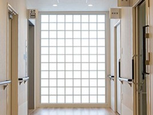 自然光満ちる廊下