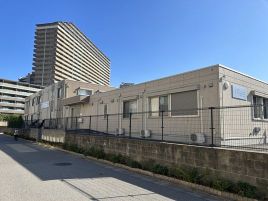 広々とした外観