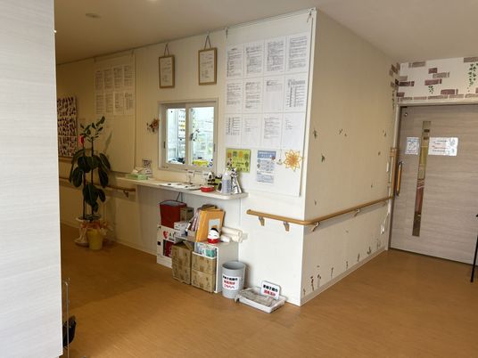 貼り紙が多い廊下