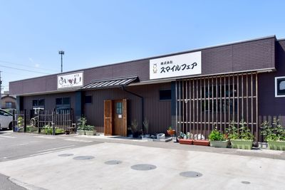 看板が見える建物