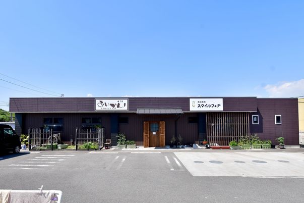 広い駐車場を持つ外観